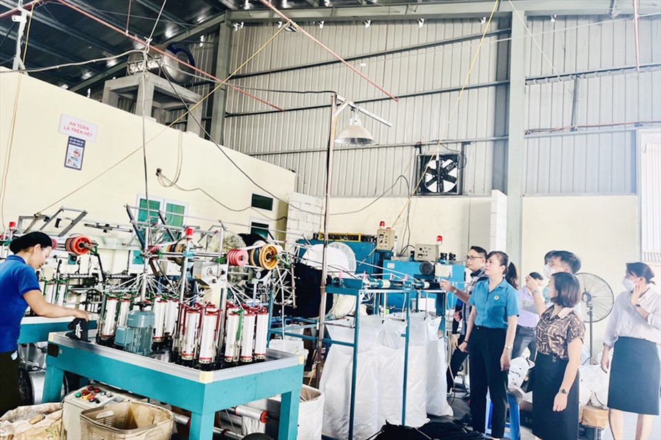Liên đoàn Lao động huyện Phù Ninh giám sát Luật An toàn vệ sinh lao động và công tác Phòng chống dịch COVID-19 tại Công ty TNHH Bukwang Vina.