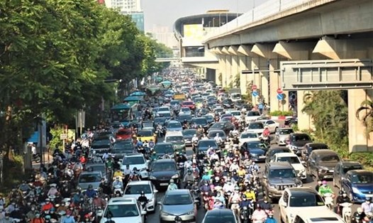 Các phương tiện đi lộn xộn, không theo biển báo giao thông trên đường Nguyễn Trãi (Hà Nội). Ảnh: PV