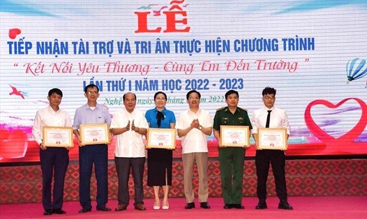 Phó Chủ tịch Tổng Công ty Hàng hải Việt Nam Phạm Văn Hải (ngoài cùng, bên trái) đại diện Công đoàn Tổng Công ty Hàng hải Việt Nam trao hỗ trợ tại buổi lễ. Ảnh: CĐHH