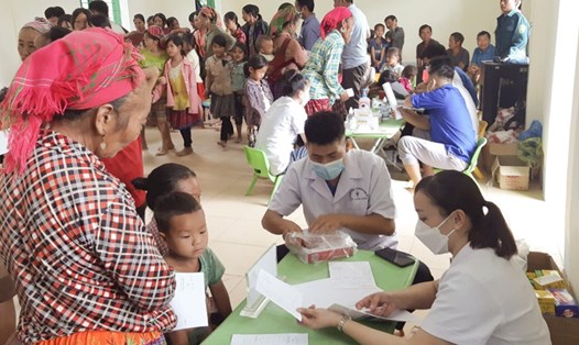 Đoàn thanh niên huyện Nậm Pồ phối hợp với các y, bác sĩ của Trung tâm Y tế tổ chức khám chữa bệnh miễn phí cho nhân dân khu vực biên giới. Ảnh: KH