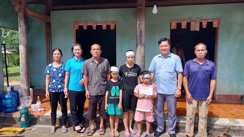 Thăm hỏi gia đình đoàn viên bị nước lũ cuốn trôi.