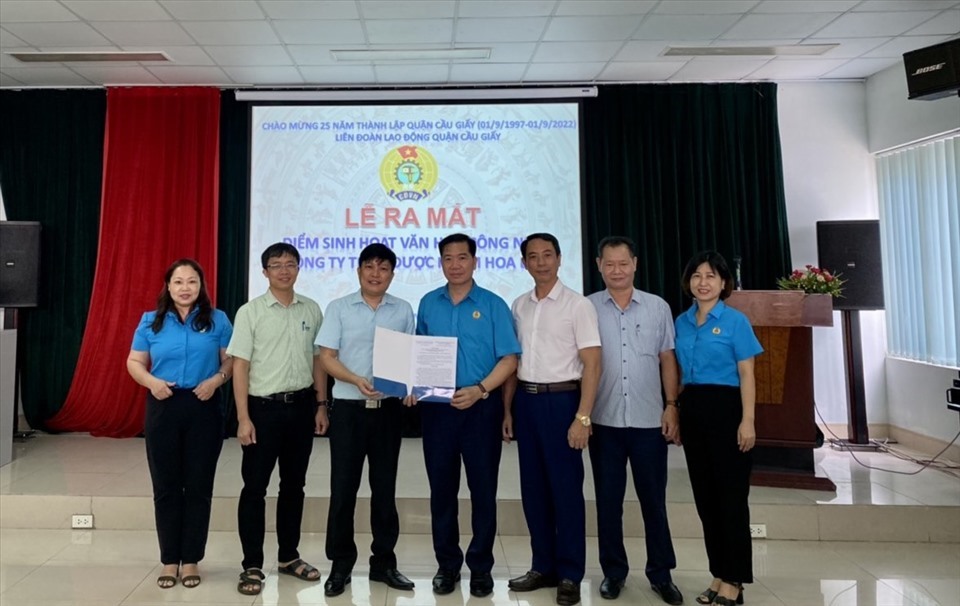 Liên đoàn Lao động quận Cầu Giấy ra mắt Điểm sinh hoạt văn hóa công nhân tại Công ty TNHH dược phẩm Hoa Linh. Ảnh: CĐQ