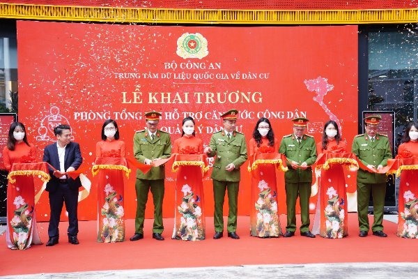 Lễ khai trương Phòng tổng đài hỗ trợ về căn cước công dân của Trung tâm DLQG về dân cư. Ảnh: V.D