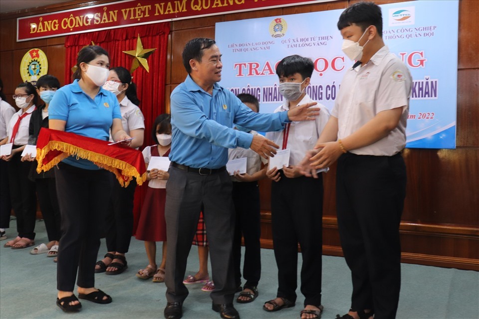 Ông Phan Xuân Quang, Chủ tịch LĐLĐ tỉnh Quảng Nam trao học bổng cho con em người lao động có hoàn cảnh khó khăn vươn lên học giỏi. Ảnh: Nguyễn Linh
