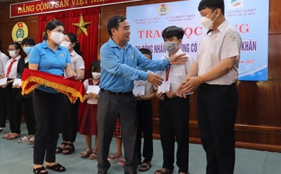 Ông Phan Xuân Quang, Chủ tịch LĐLĐ tỉnh Quảng Nam trao học bổng cho con em người lao động có hoàn cảnh khó khăn vươn lên học giỏi. Ảnh: Nguyễn Linh