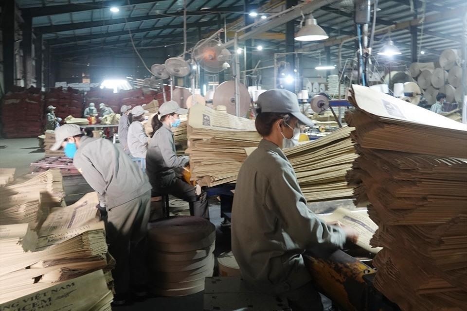Công nhân nhà máy bao bì ở Hà Tĩnh trong giờ làm việc. Ảnh: Trần Tuấn.