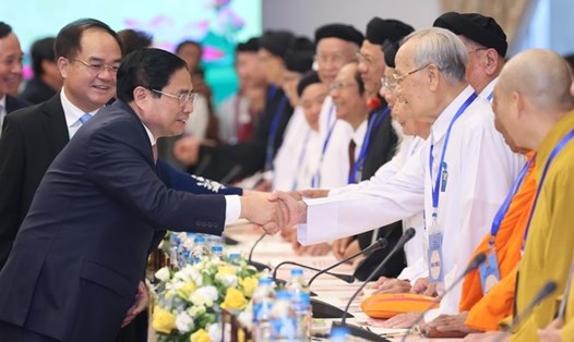 Thủ tướng Phạm Minh Chính thăm hỏi các chức sắc, chức việc tại hội nghị    Ảnh: VGP/Nhật Bắc