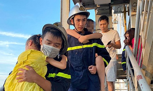 Cảnh sát sơ tán an toàn người dân trong đám cháy ở quận Hà Đông, Hà Nội. Ảnh: CACC
