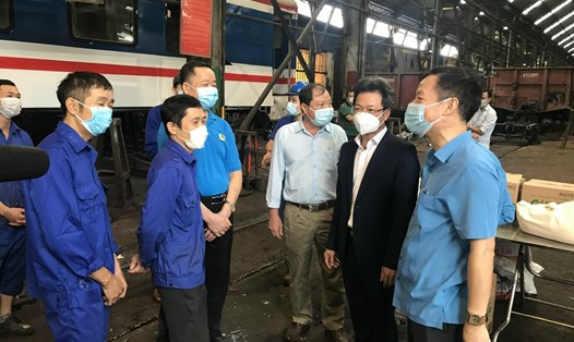Lãnh đạo Tổng công ty và Công đoàn Đường sắt Việt Nam thăm hỏi công nhân lao động tại nơi làm việc. Ảnh: Kiều Vũ