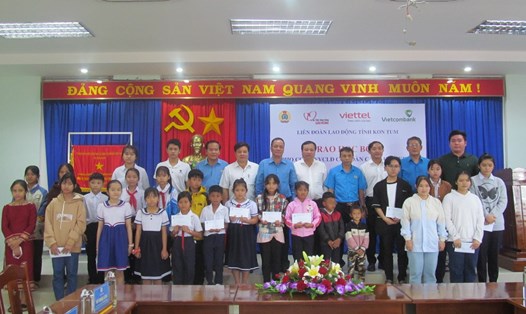 LĐLĐ tỉnh Kon Tum trao 40 suất học bổng cho các cháu học sinh. Ảnh T.T