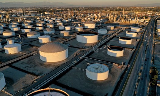 Giá dầu tăng vì lo ngại thiếu hụt nguồn cung. Ảnh: Reuters.