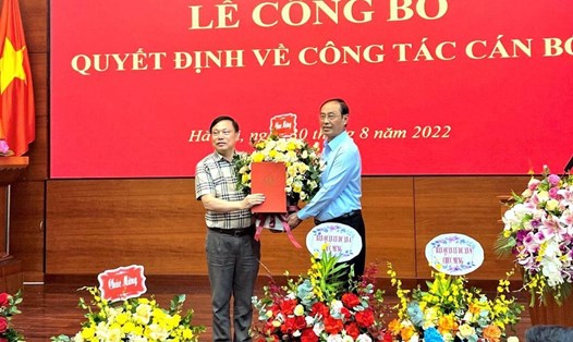 Thứ trưởng Lê Đình Thọ trao quyết định định Quyền Tổng cục trưởng Tổng cục Đường bộ Việt Nam cho ông Nguyễn Xuân Cường. Ảnh GT