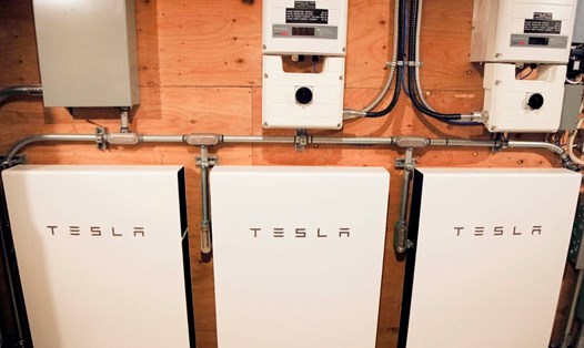 Pin Powerwall được lắp đặt tại một cơ sở của Tesla ở Toronto, Mỹ. Ảnh: Tesla