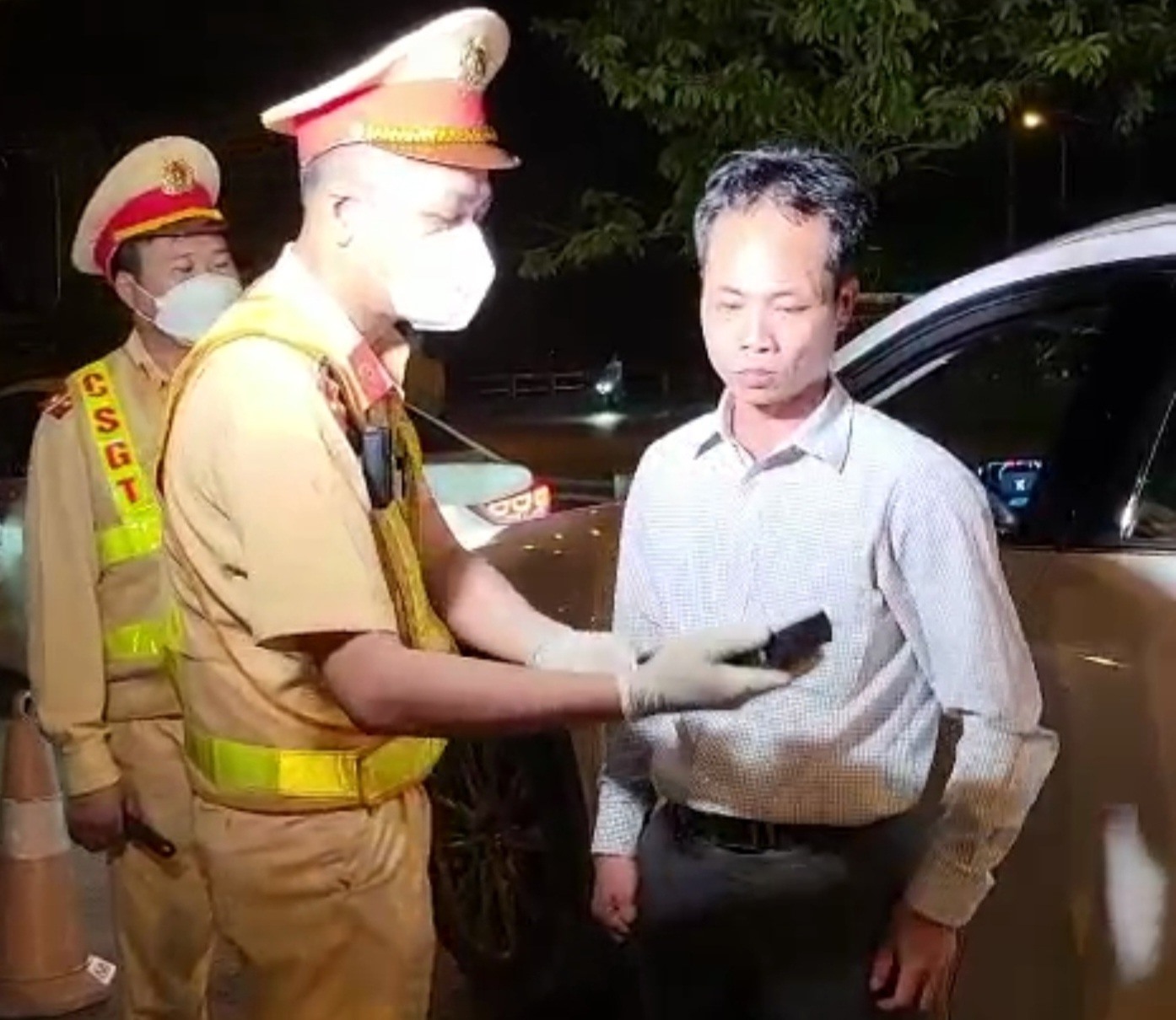 Cán bộ Phòng CSGT - Công an tỉnh Thái Bình thông báo kết quả đo nồng độ cồn cho tài xế ô tô. Ảnh: CTV