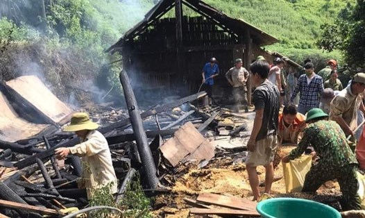 Người dân địa phương đến giúp đỡ gia đình ông Sắng thu dọn và khắc phục hậu quả vụ cháy nhà.
