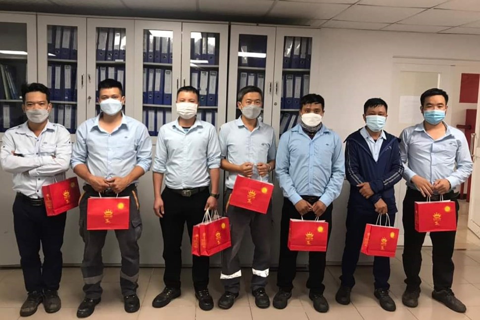 Công nhân Công ty Formosa Hà Tĩnh nhận quà Tết Trung thu. Ảnh: CĐ.