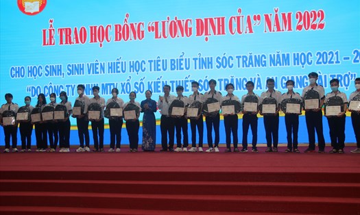 Sóc Trăng trao học bổng Lương Định Của năm 2022