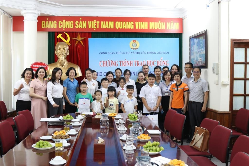 20 suất học bổng được Công đoàn Thông tin và truyền thông Việt Nam trao cho con công nhân lao động trước thềm năm học mới.