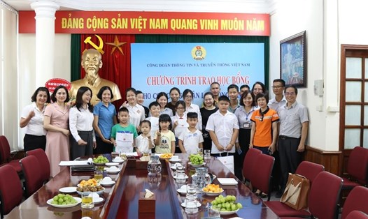 20 suất học bổng được Công đoàn Thông tin và truyền thông Việt Nam trao cho con công nhân lao động trước thềm năm học mới.