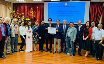 Đại sứ quán Việt Nam tại Slovakia đã tiếp nhận đóng góp của cộng đồng người Việt Nam tại Slovakia ủng hộ Quỹ Vaccine phòng chống COVID-19. Ảnh: TTXVN