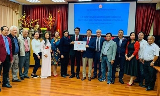 Đại sứ quán Việt Nam tại Slovakia đã tiếp nhận đóng góp của cộng đồng người Việt Nam tại Slovakia ủng hộ Quỹ Vaccine phòng chống COVID-19. Ảnh: TTXVN