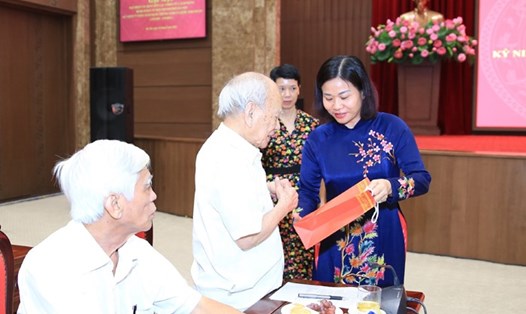 Phó Bí thư Thường trực Thành uỷ Nguyễn Thị Tuyến tặng quà các chiến sỹ cách mạng lão thành. Ảnh: Trọng Toàn