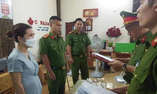 Cơ quan CSĐT Công an huyện Đức Thọ khởi tố đối tượng Nguyễn Thị Hồng Nhung. Ảnh: CA
