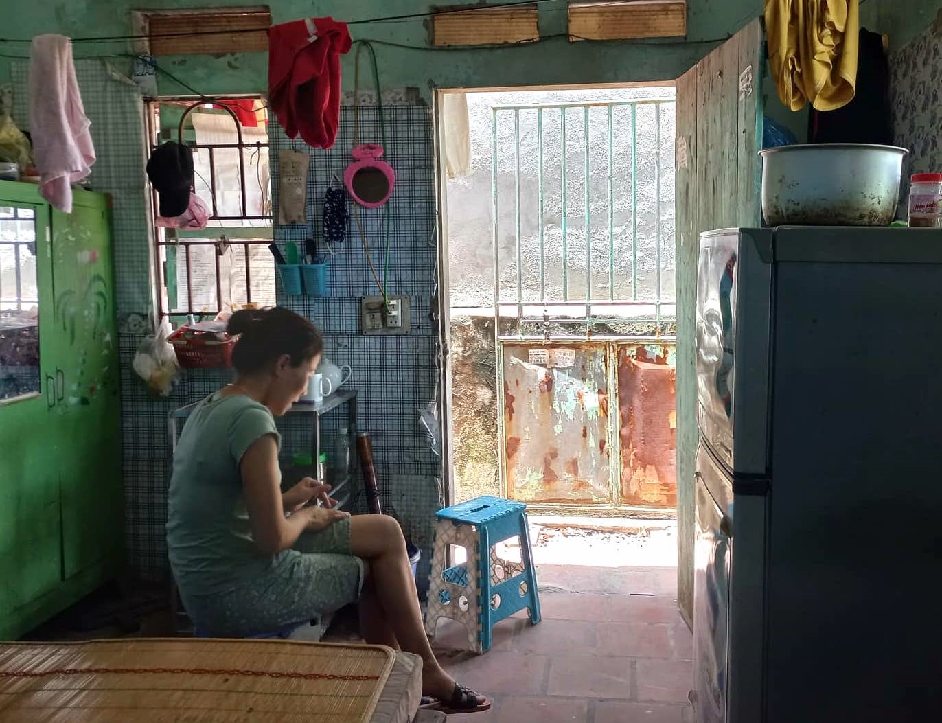 Nhiều người lao động vẫn mong chờ được nhận tiền hỗ trợ thuê nhà. 
Ảnh: Lương Hạnh