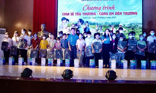 LĐLĐ tỉnh Nghệ An tặng quà cho 80 học sinh huyện Nghi Lộc có hoàn cảnh khó khăn. Ảnh: Quỳnh Trang