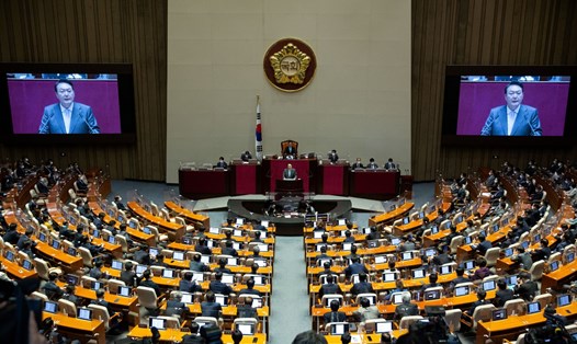 Tổng thống Hàn Quốc Yoon Suk-yeol (giữa) phát biểu về dự luật ngân sách sửa đổi bổ sung của chính phủ tại Quốc hội ngày 16.5.2022. Ảnh: AFP