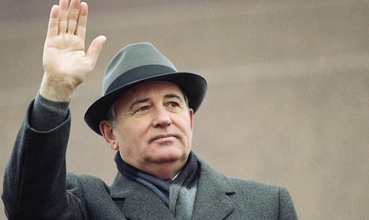 Nhà lãnh đạo cuối cùng của Liên Xô Mikhail Gorbachev vẫy tay chào ở Quảng trường Đỏ tháng 11.1989. Ảnh: Boris Yurchenko