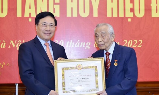 Phó Thủ tướng thường trực Phạm Bình Minh trao Huy hiệu 75 năm tuổi Đảng cho nguyên Phó Thủ tướng Nguyễn Mạnh Cầm. Ảnh: BNG