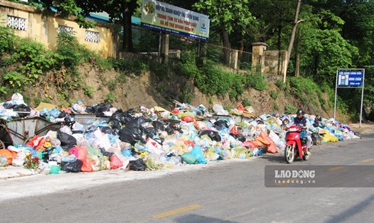 Những đốc rác thải tập kết nhiều ngày tại các tuyến đường của TP. Tuyên Quang, rác chất đống, ùn ứ bốc mùi hôi thối giữa thời tiết nắng nóng.