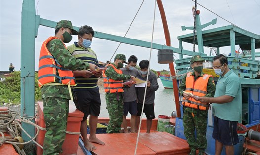 Bộ đội biên phòng tuyên truyền các quy định pháp luật cho ngư dân. Ảnh: PV
