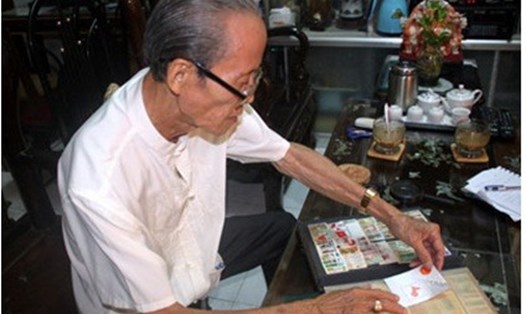 Nhà sưu tập Phạm Khánh Hồng giới thiệu về tem kỷ niệm 40 năm Quốc khánh 2.9.