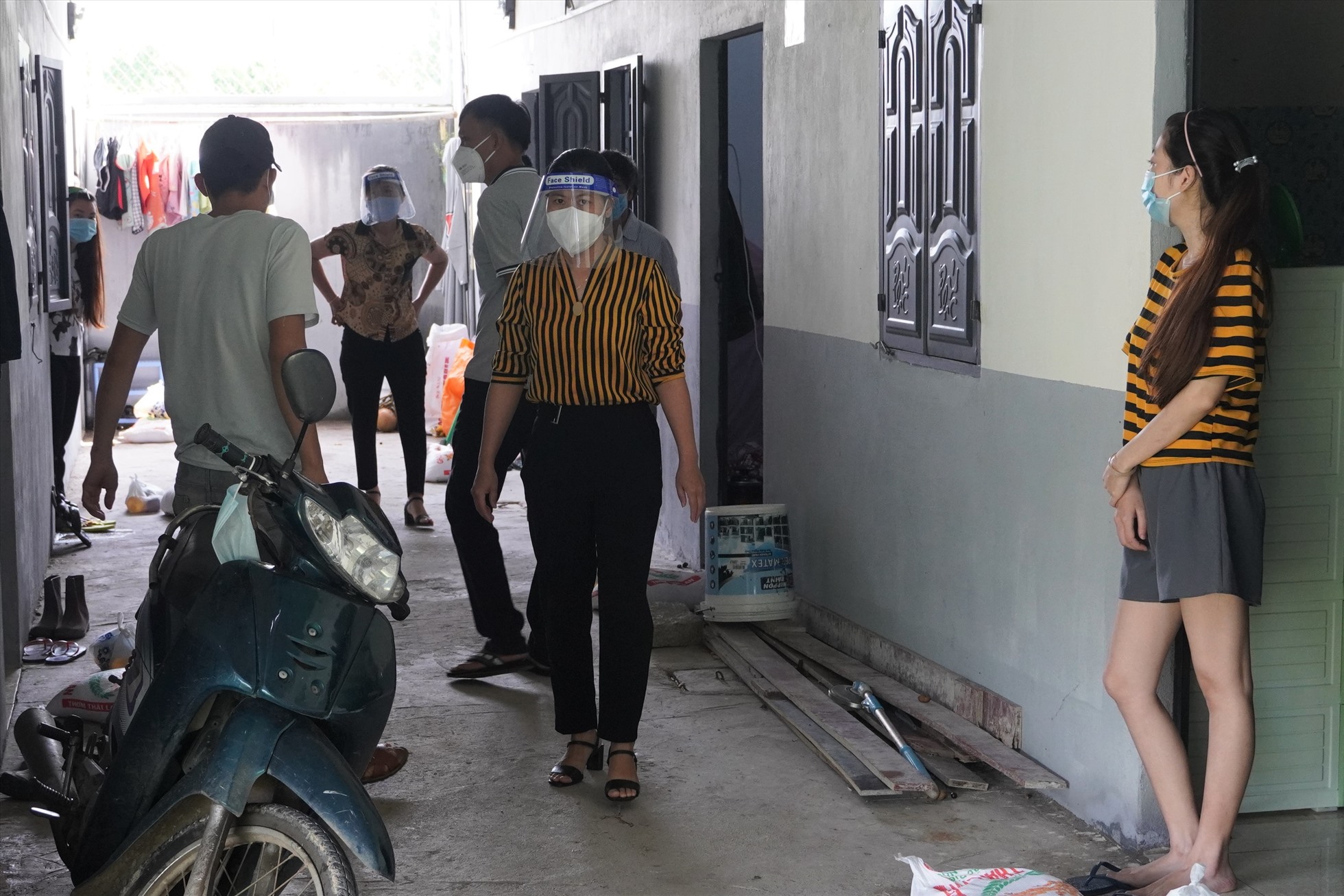 Nhiều người lao động thuê trọ vẫn đang chờ được nhận tiền hỗ trợ. Ảnh minh hoạ. Ảnh: T.A