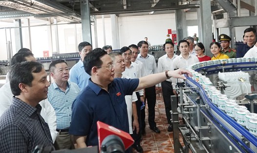 Chủ tịch Quốc hội Vương Đình Huệ cùng các đại biểu tham quan dây chuyền sản xuất bia của Nhà máy bia Hà Nội - Nghệ Tĩnh. Ảnh: Trần Tuấn.