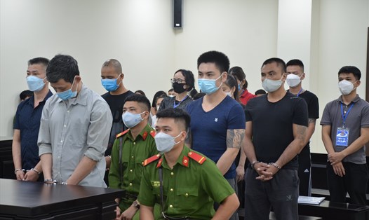 Nguyễn Xuân Quý (áo xám, hàng đầu) chủ mưu vụ mở phòng bay lắc, bán ma tuý tại Bệnh viện Tâm thần Trung ương I và 9 bị cáo trong phiên toà sơ thẩm. Ảnh: V.D