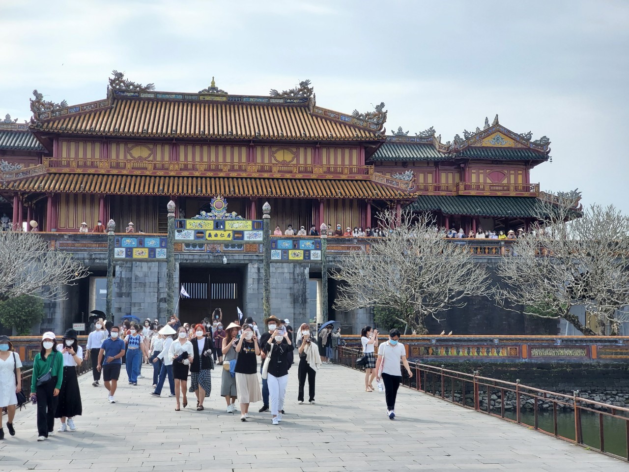 Du khách tham quan Đại Nội Huế.