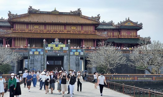 Du khách tham quan Đại Nội Huế.