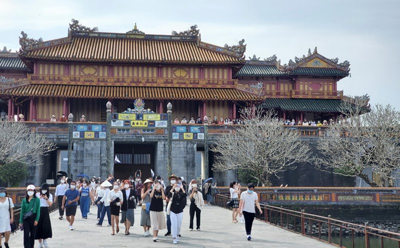 Du khách tham quan Đại Nội Huế.