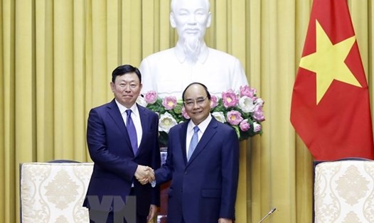 Chủ tịch nước Nguyễn Xuân Phúc tiếp Chủ tịch Tập đoàn Lotte Shin Dong-bin. Ảnh: TTXVN