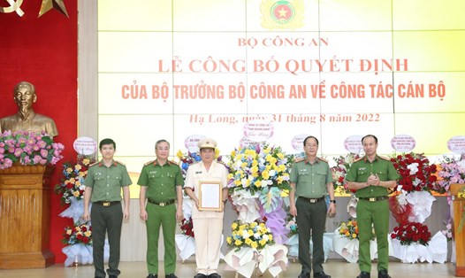 Lãnh đạo tỉnh Quảng Ninh chúc mừng Đại tá Đinh Văn Nơi nhận nhiệm vụ mới. Ảnh: CTV