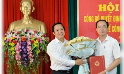 Ông Phạm Quang Ngọc, Chủ tịch UBND tỉnh Ninh Bình (bên trái) trao quyết định bổ nhiệm cho ông Vũ Gia Long. Ảnh: NT