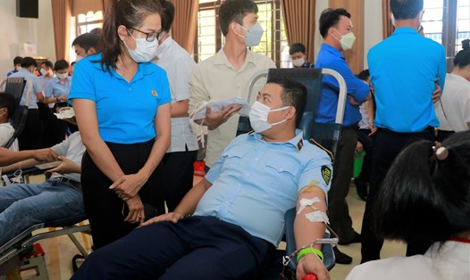 Lãnh đạo LĐLĐ tỉnh Quảng Trị thăm hỏi đoàn viên công đoàn tham gia hiến máu tình nguyện. Ảnh: TD.