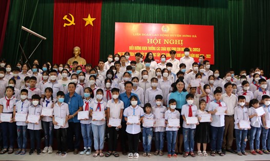Lãnh đạo Liên đoàn Lao động tỉnh Thái Bình, Liên đoàn Lao động huyện Hưng Hà trao khen thưởng cho các cháu tại hội nghị. Ảnh: B.M