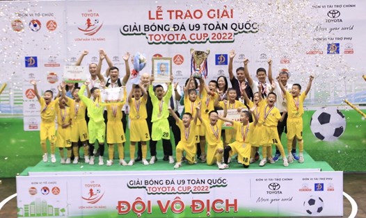 Niềm vui của các cầu thủ SLNA khi đoạt cúp vô địch giải bóng đá U9 toàn quốc 2022. Ảnh: H.V