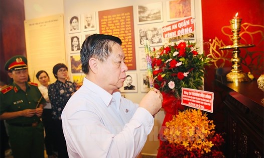 Trưởng Ban Tuyên giáo Trung ương  Nguyễn Trọng Nghĩa dâng hương tưởng niệm Chủ tịch Hồ Chí Minh tại căn nhà số 5 Châu Văn Liêm.  Ảnh: Long Hồ