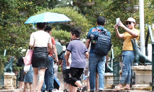 Ngày đầu nghỉ lễ 2.9: Trẻ em hào hứng được bố mẹ dẫn đến Công viên Thủ Lệ