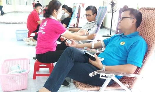 Hơn 400 đoàn viên, người lao động Bình Định tham gia hiến máu tình nguyện. Ảnh: Hoàng Ngọc